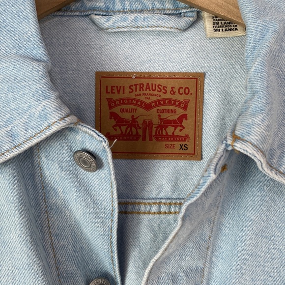 Levi's Women's Ex-Boyfriend Trucker light washed Denim Jacket XS - Picture 4 of 6